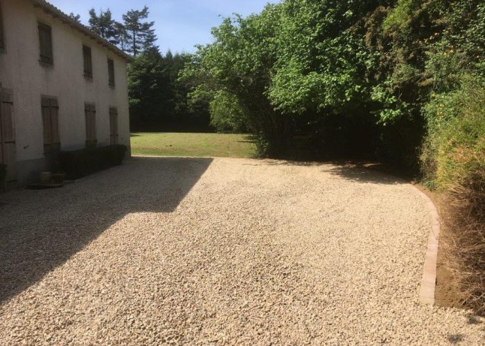 clean and tidy gravel driveway