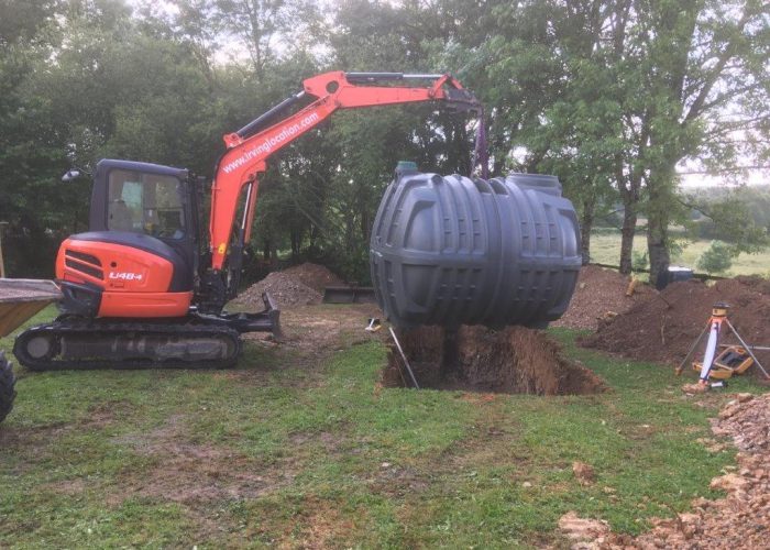 moving a fosse septique tank into a hole already dug by a 4.8 tonne digger